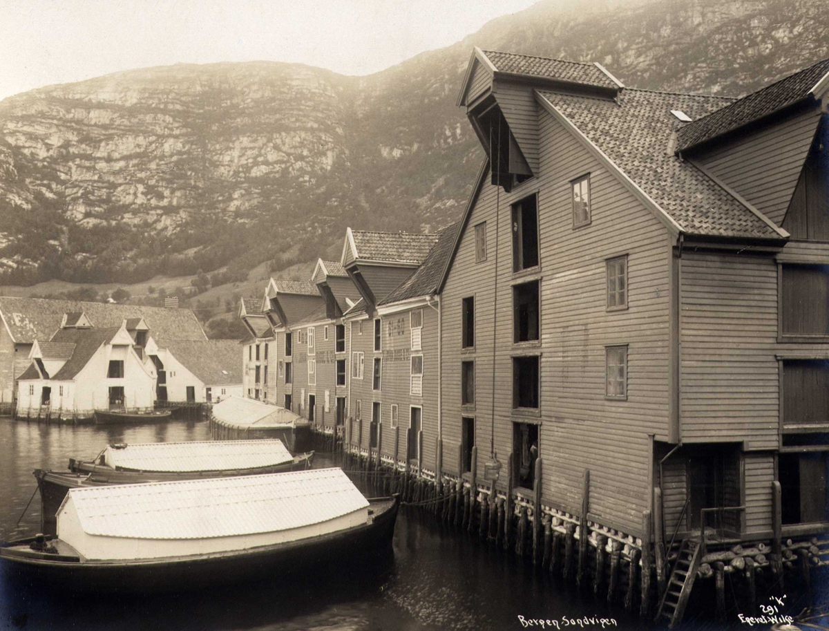 Anders Beer Wilse, Bryggeparti med båter, Sandviken, Bergen, Hordaland. Fotografert 1912.