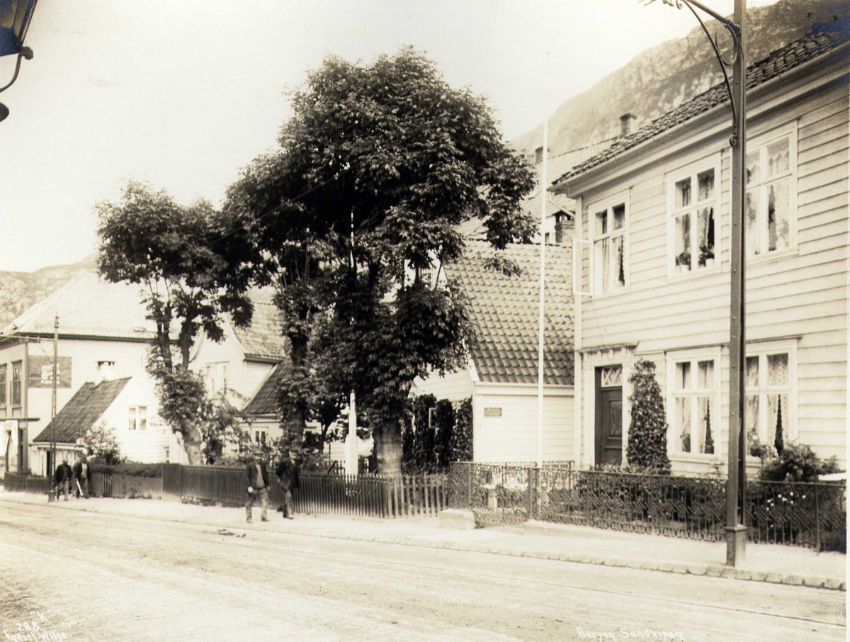 Anders Beer Wilse, Gateparti med trehusbebyggelse, Sandviken, Bergen, Hordaland. Fotografert 1912.