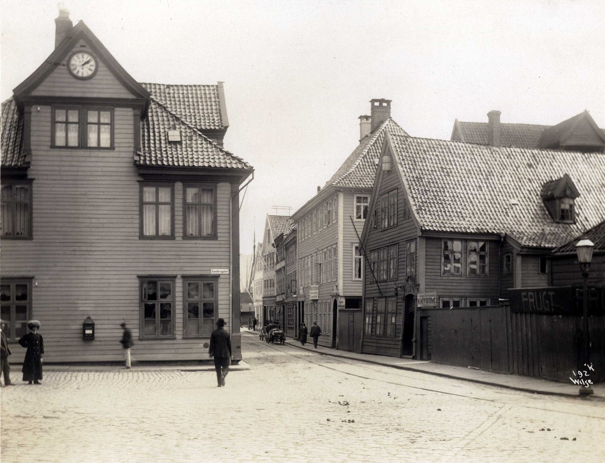 Anders Beer Wilse, Slottsgaten med trehusbebyggelse i Bergen i Hordaland. Fotografert i 1912.