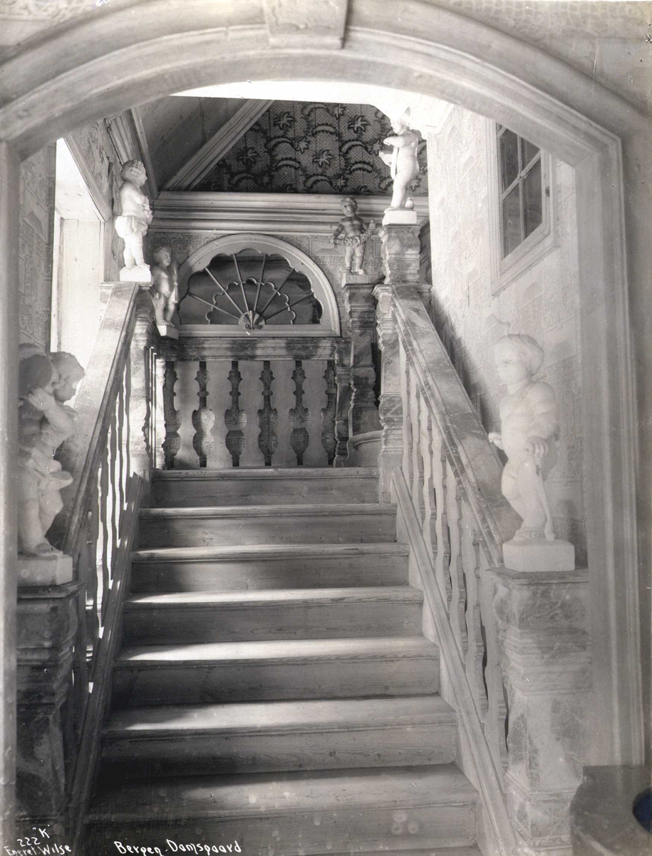 Anders Beer Wilse, Trapper, Damsgård hovedgård. Bergen, Hordaland. Fotografert 1912.
