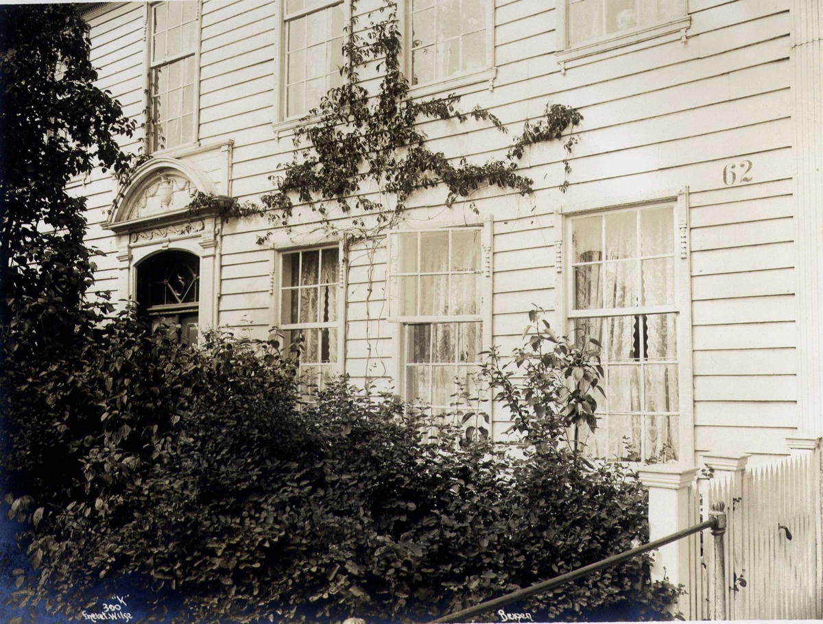Anders Beer Wilse, Trehus, Nielsens gård, Sandviken, Bergen, Hordaland. Fotografert 1912.
