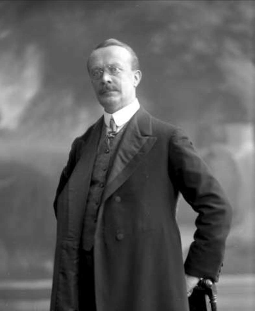 Gustav Borgen, Portrett, mann med dress og briller. Overrettsakfører Leth.