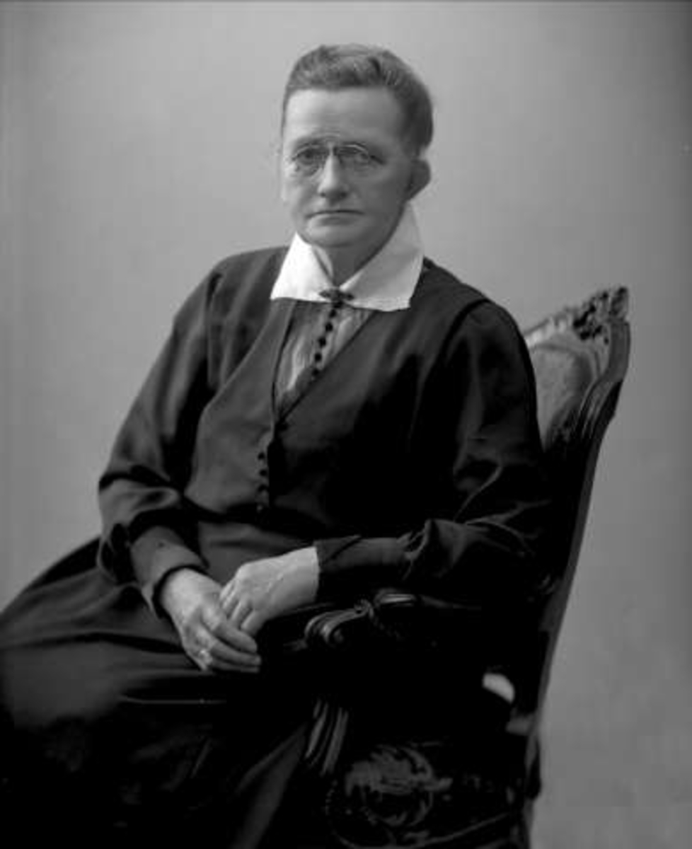 Gustav Borgen, Portrett, kvinne med briller i mørk drakt. Fru Maren Sanne.