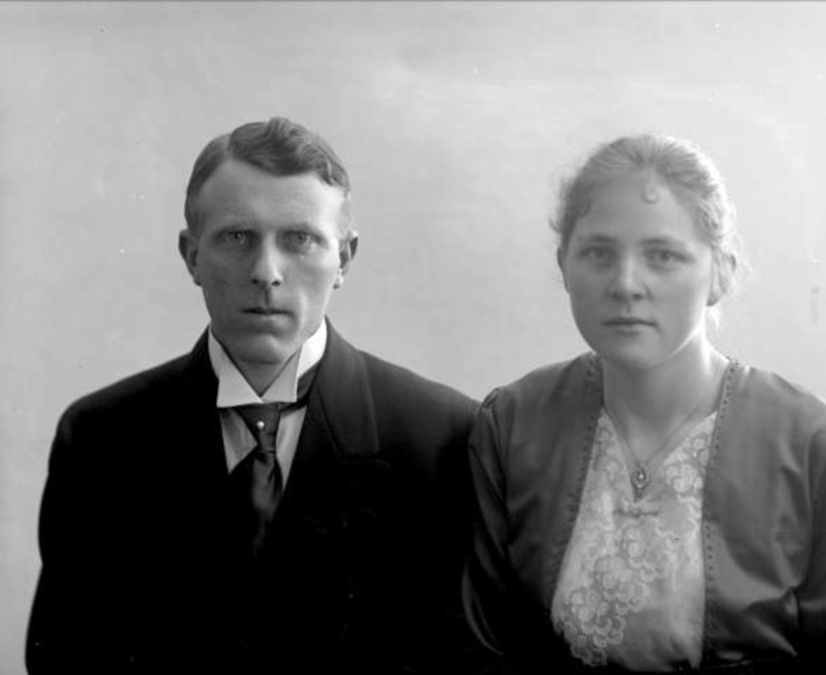 Gustav Borgen, Gruppeportrett, yngre ektepar, han i dress, hun i blomstrete bluse med jakke. Betrand Mareusten.