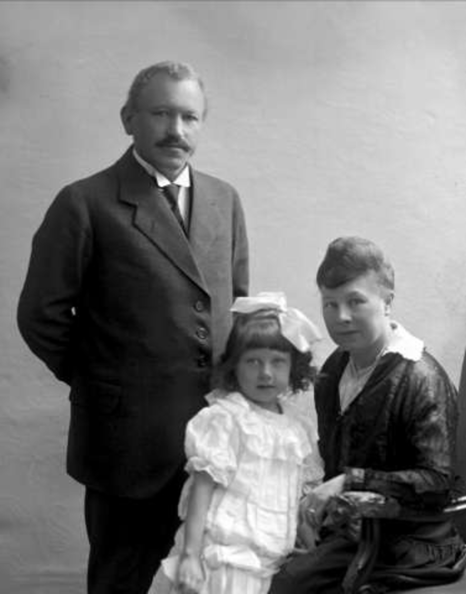 Gustav Borgen, Gruppeportrett, ektepar med datter. Kjøpmann Stenerud.