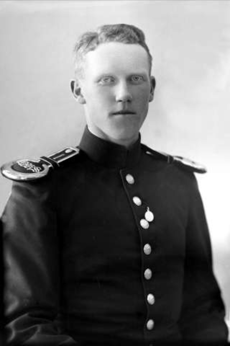 Gustav Borgen, Portrett, mann i uniform. Løytnant Georg Hostvedt.