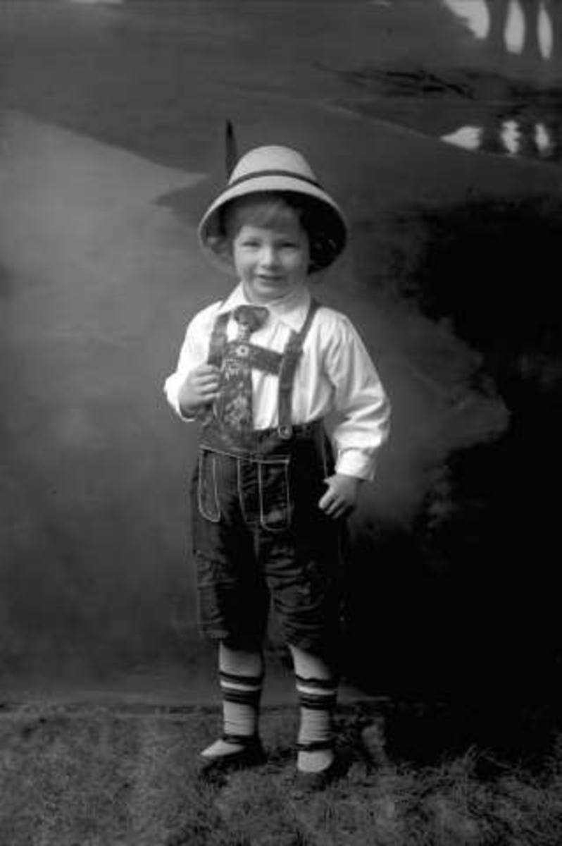Gustav Borgen, Portrett, liten gutt i lederhosen, med hatt. Reitels sønn, Slemdal.