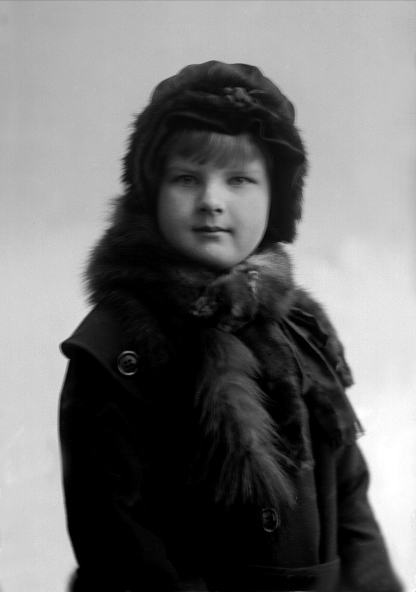 Gustav Borgen, Portrett, jente i kåpe med pels om hals og pelslue. Elisa Nordbeck. (Ella Kjær, Ullensaker?)