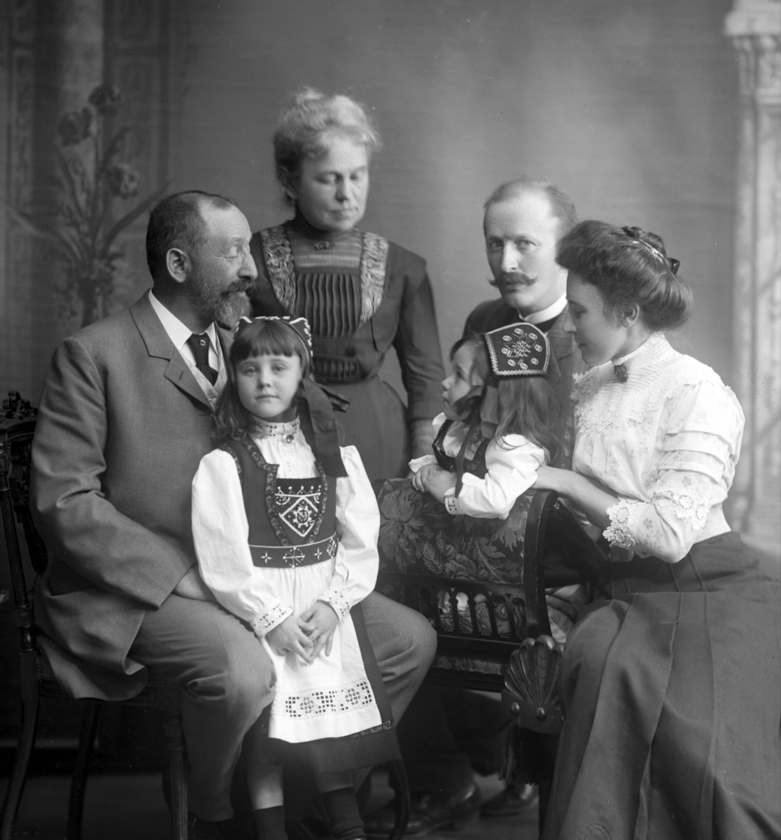 Gustav Borgen, Gruppeportrett, familiebilde. To småpiker i bunad.