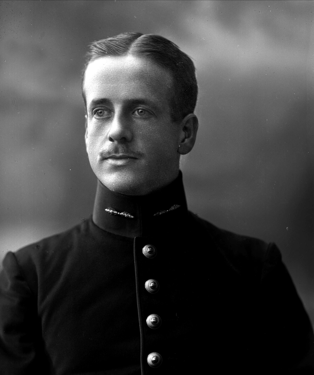 Gustav Borgen, Olaf Trygvessøn Klingenberg (1871-) i uniform som løytnant.