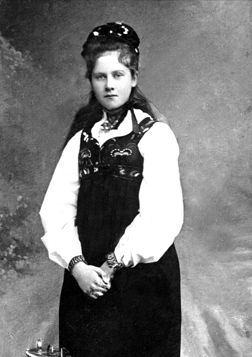 Gustav Borgen, Avfotografering. Portrett, kvinne i bunad. Frøken Huberg.