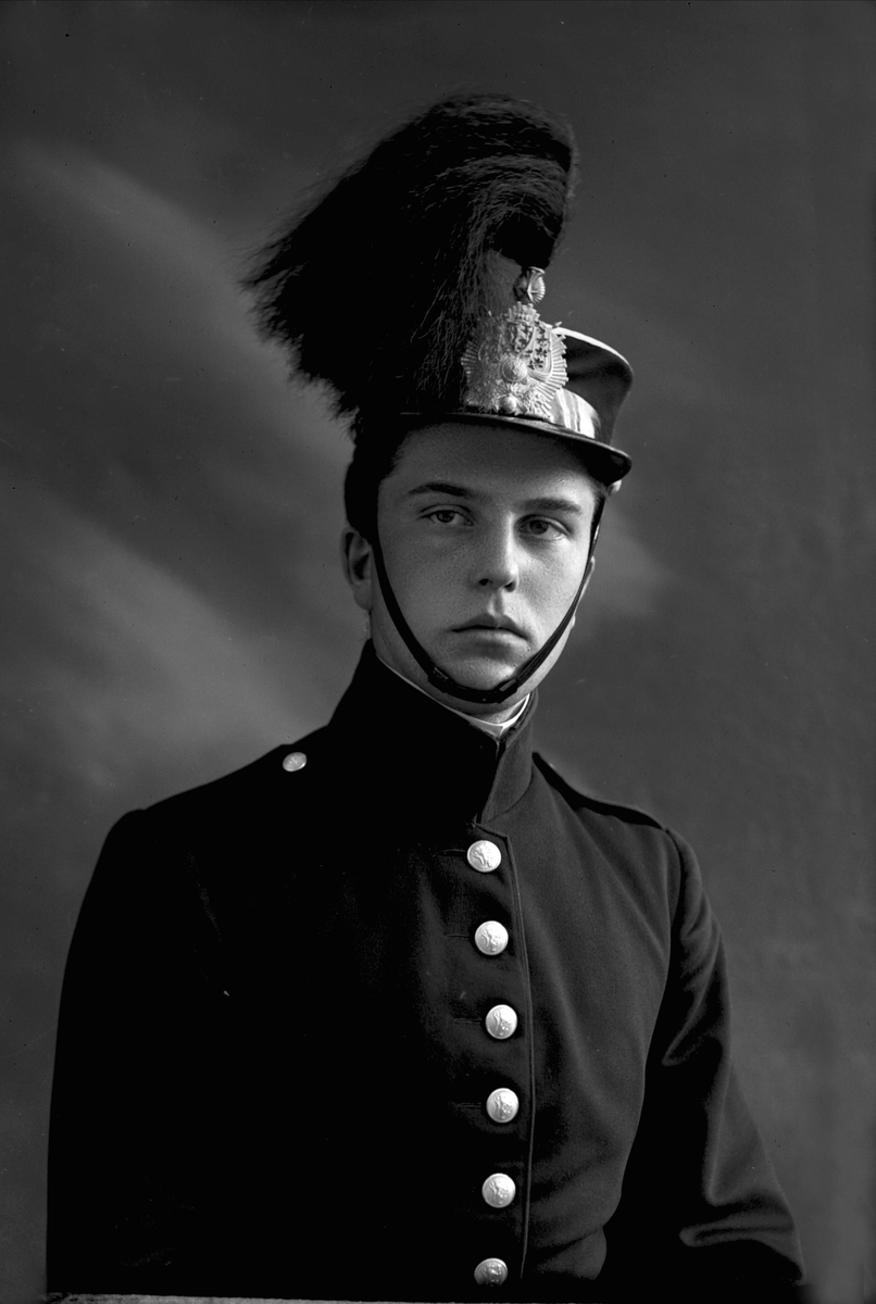 Gustav Borgen, Portrett, mann i kadettuniform.