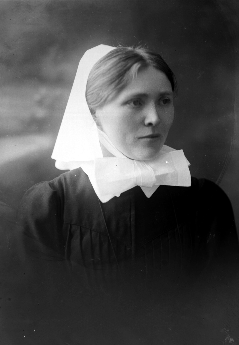 Gustav Borgen, Portrett, sykepleier, Marie Arnesen.
