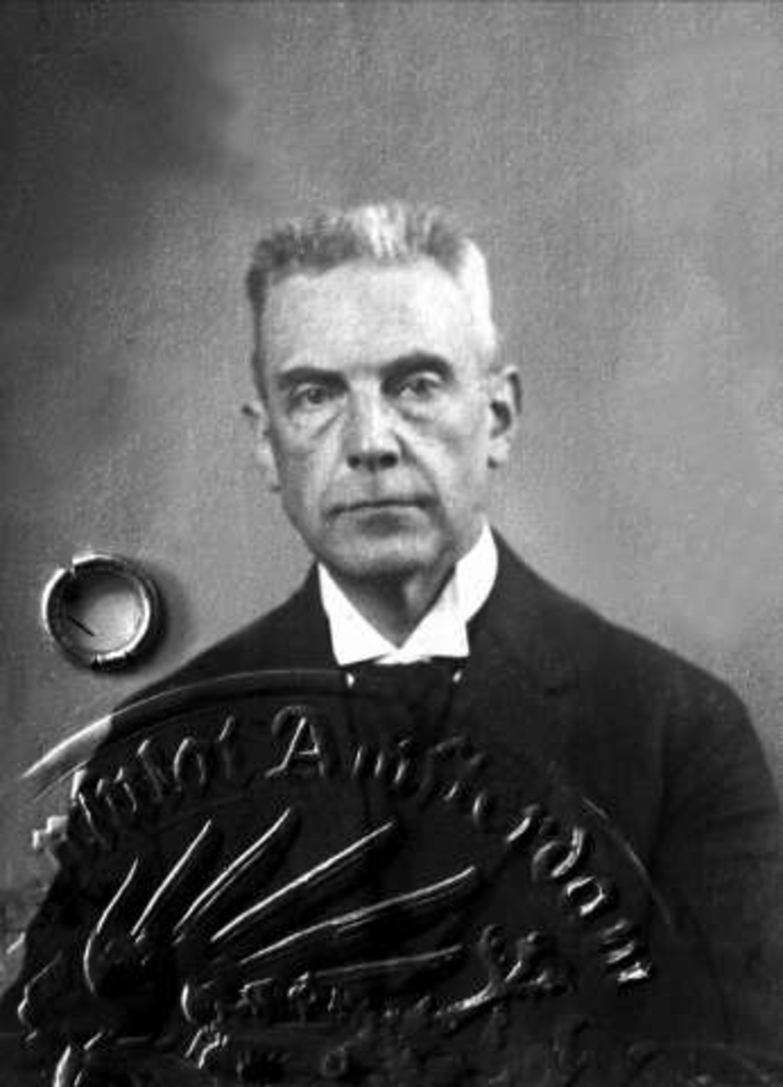Gustav Borgen, Avfotografert, portrett av De Groot, fra identitetskort med stempel fra Amsterdam.