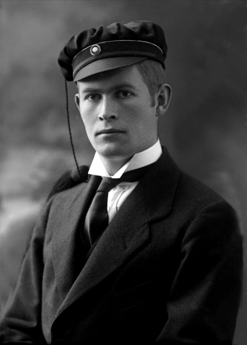 Gustav Borgen, Portrett, mann med studentlue, Trygve Skjeggestad.