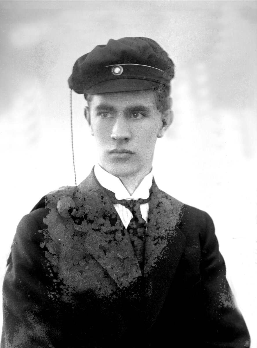 Gustav Borgen, Portrett, mann med studentlue. Leif Stuedahl.