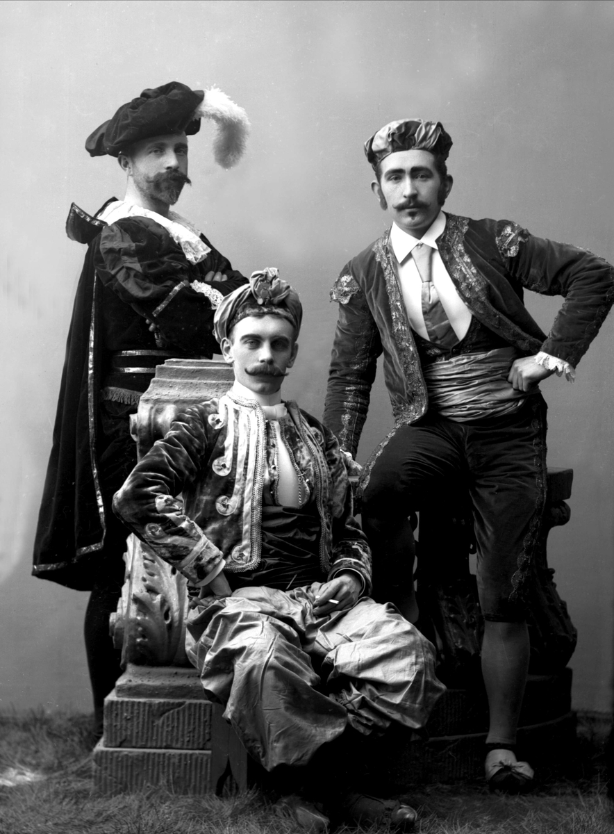 Gustav Borgen, Gruppeportrett, tre menn kledd i østlige drakter. Johan Smith.