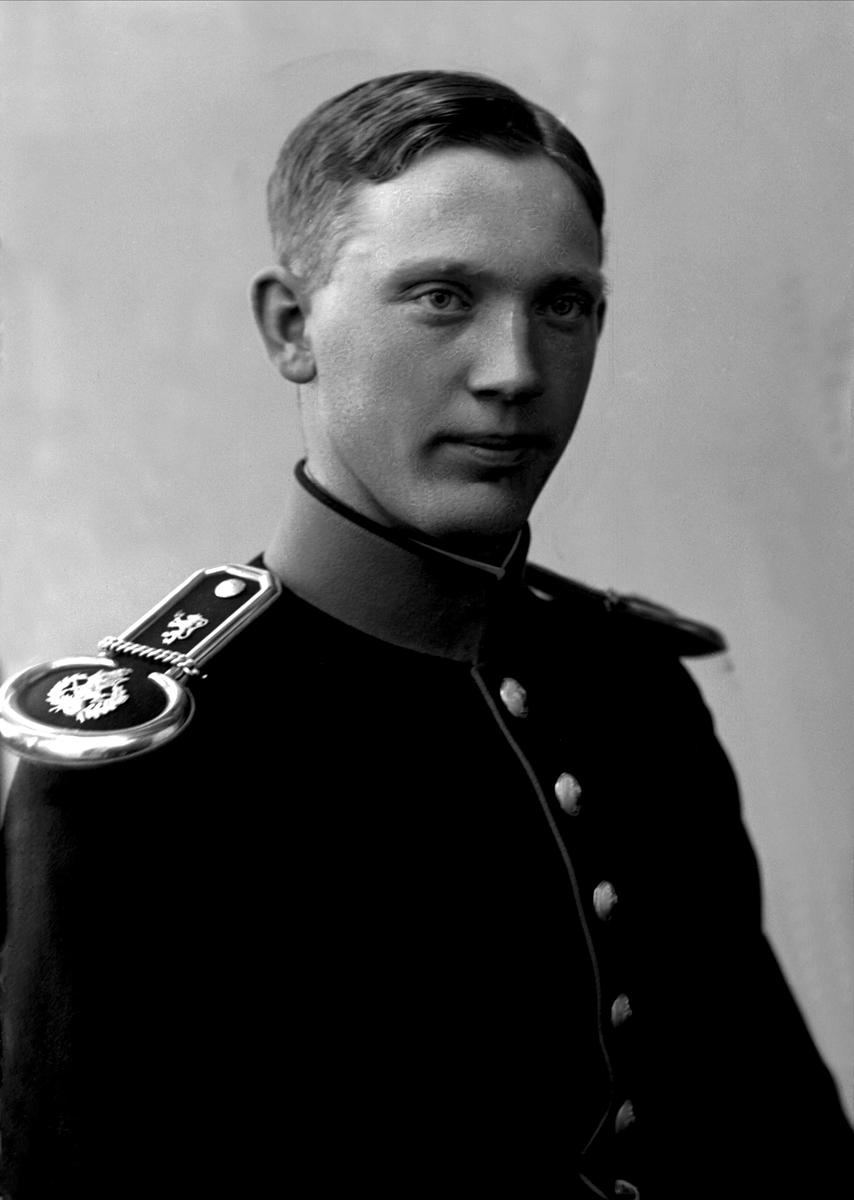 Gustav Borgen, Portrett, Reidar Johnsteen, født 1895, i uniform som sersjant ved Ingeniørvåpenet som reglementert fra 1910.