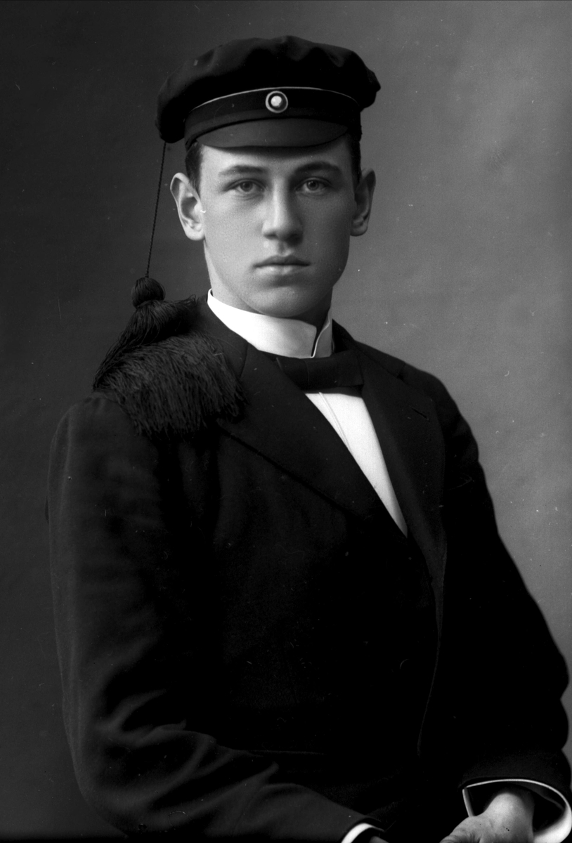 Gustav Borgen, Portrett, mann med studentlue. Student Storm.