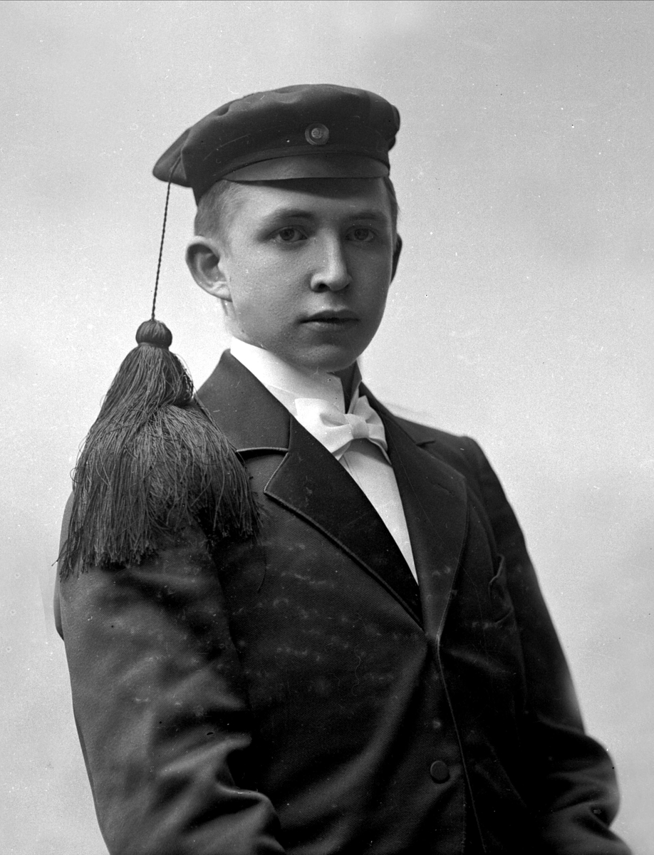 Gustav Borgen, Portrett, mann med studentlue. Student Østensvik.