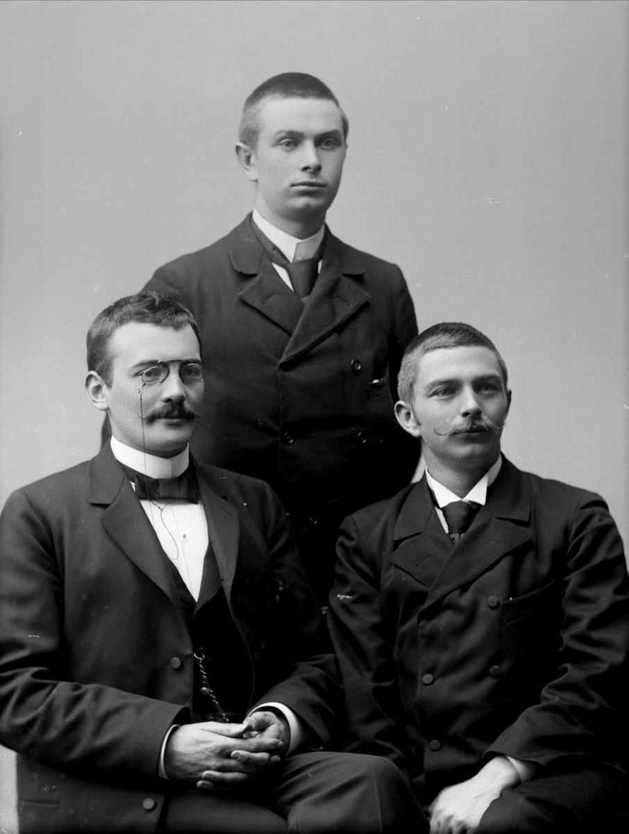 Gustav Borgen, Gruppeportrett. Antakelig fra venstre Erling Aa Utne, Harald Aa Utne og Amund Aa Utne.