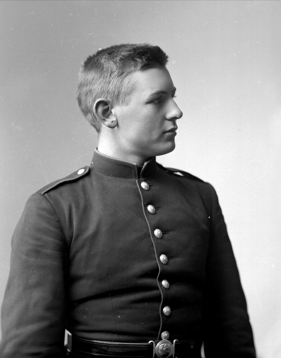 Gustav Borgen, Portrett, mann i kadettuniform.