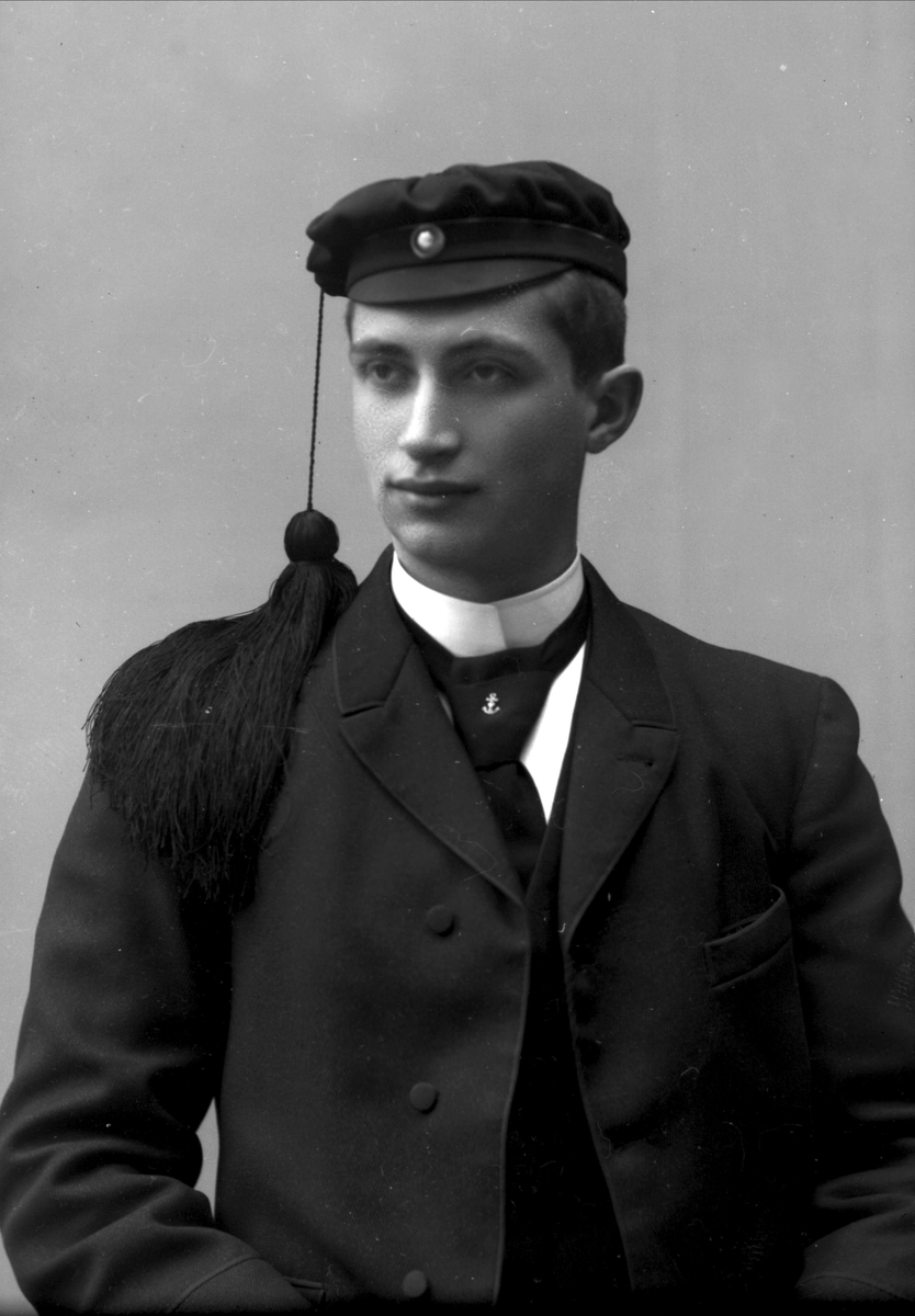 Gustav Borgen, Portrett, mann med studentlue. Stud.med Øvergaard.