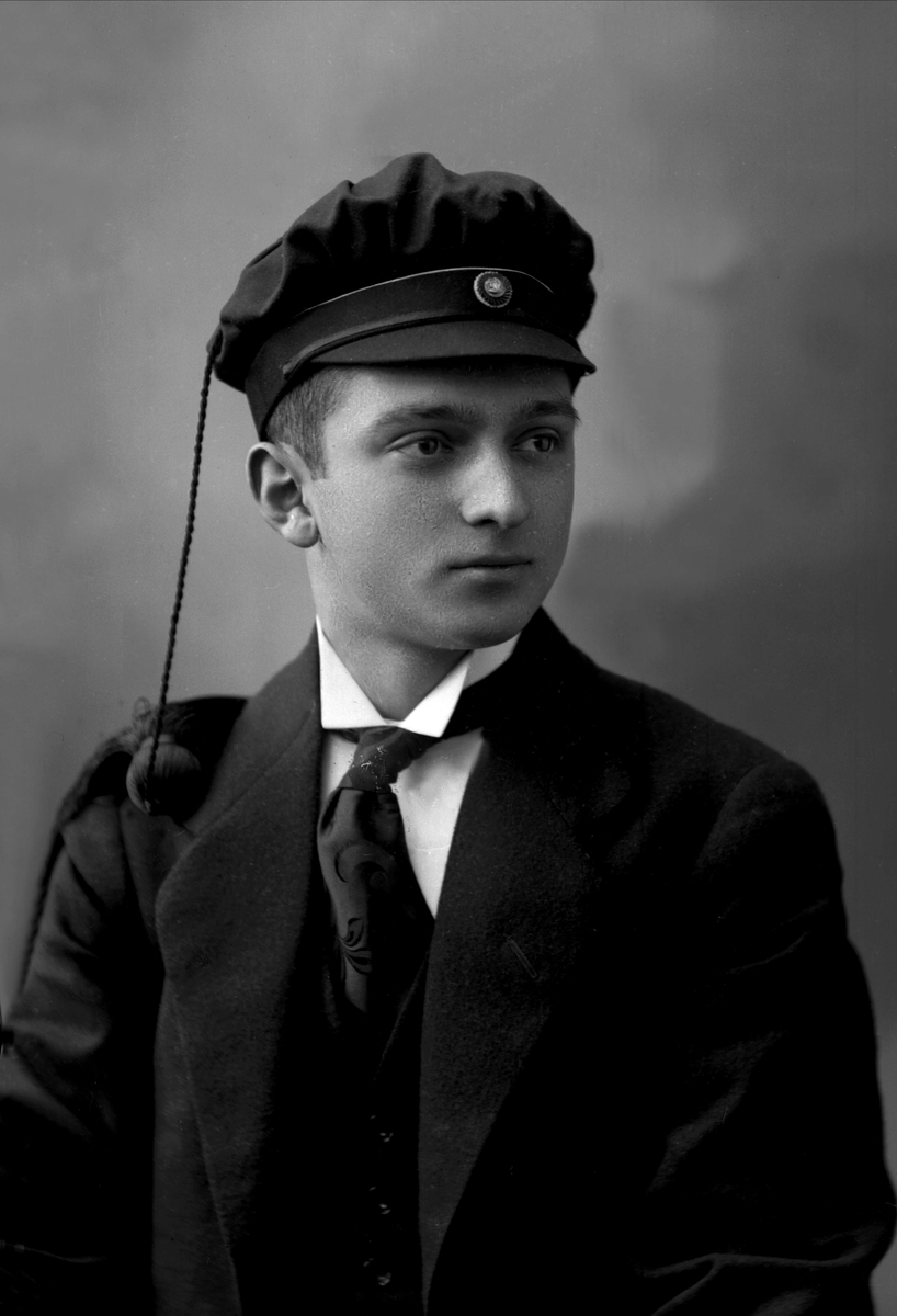 Gustav Borgen, Portrett, mann med studentlue. Jonny Feinsilber.