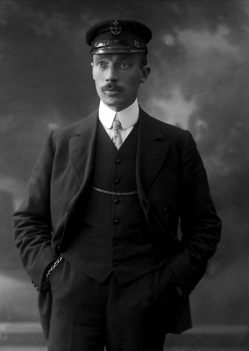 Gustav Borgen, Portrett, mann med uniformslue. K N S.(Kongelig Norsk Seilforening?) Ingeniør Wisbeck.