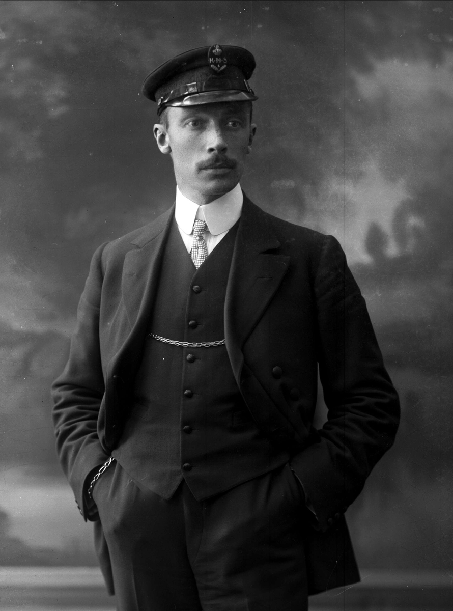 Gustav Borgen, Portrett, mann med uniformslue. K N S.(Kongelig Norsk Seilforening?) Ingeniør Wisbeck.