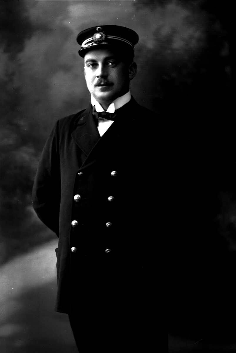 Gustav Borgen, Portrett, styrmann Jens Pedersen i uniform.