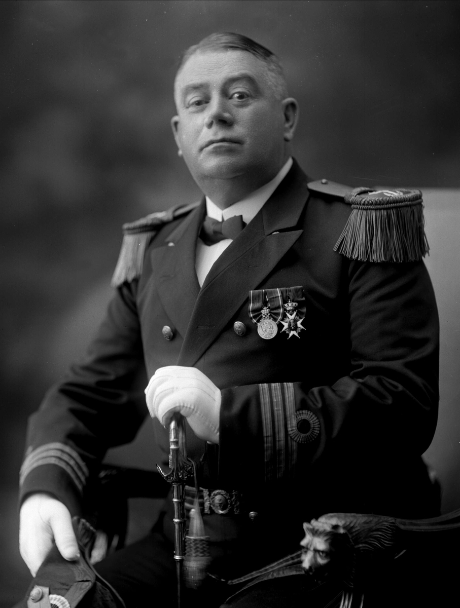 Gustav Borgen, Portrett, kommandør Lund i uniform som kapteinløytnant, marineuniform