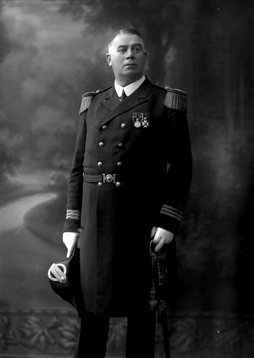 Gustav Borgen, Portrett, kommandør Lund i uniform som kapteinløytnant.