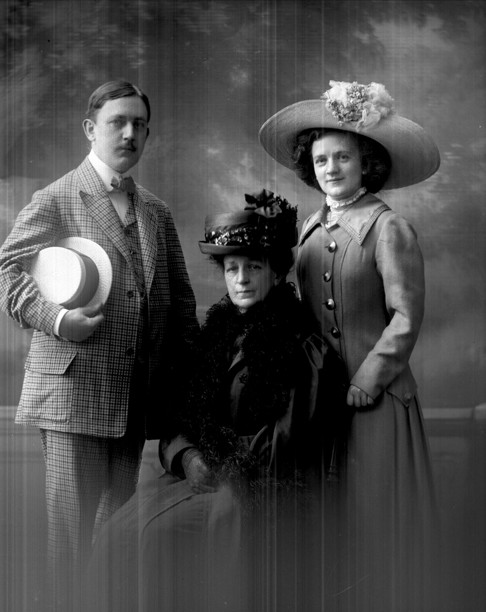 Gustav Borgen, Gruppeportrett, familien Klausen, Gudrun, danser og koreograf, Emma og Thorleif (eller Dagfin) Klausen, skuespiller Henrik Klausens familie.