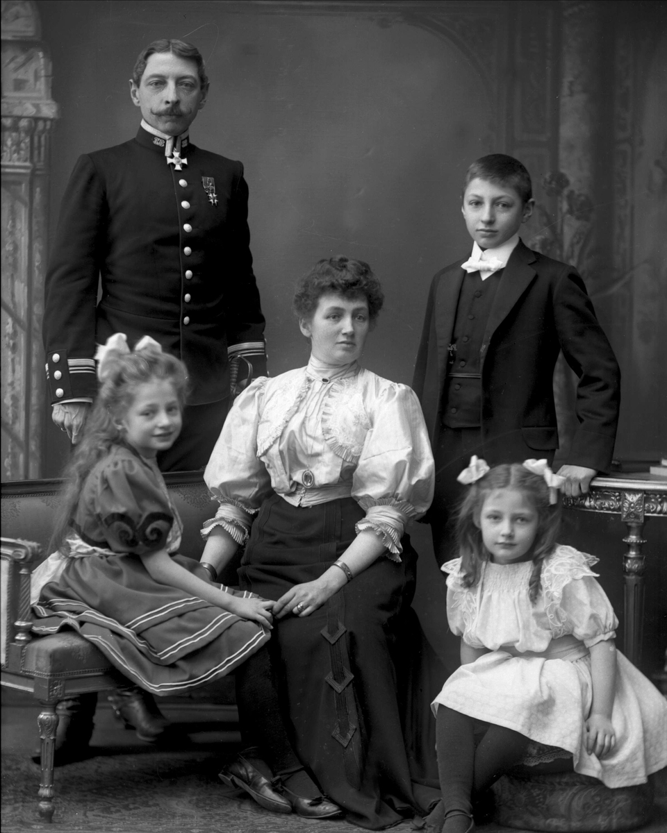 Gustav Borgen, Gruppeportrett, familien Bull, Sigwald Bull i uniform.
