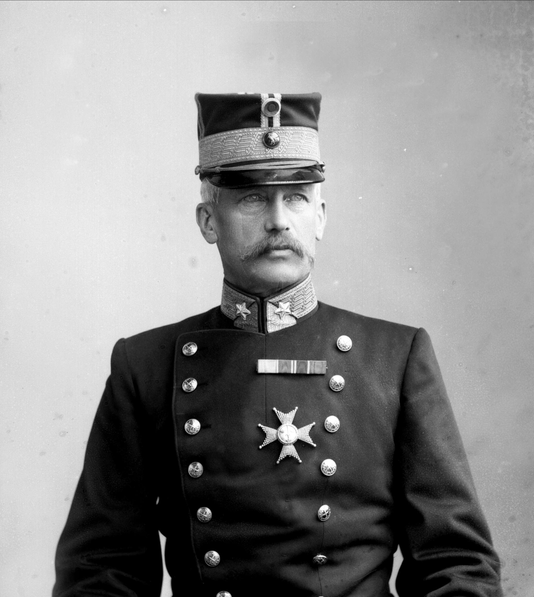 Gustav Borgen, Portrett, Trygve Olavsøn Klingenberg (1842-1932), i uniform som generalmajor som reglementert fra 1899.