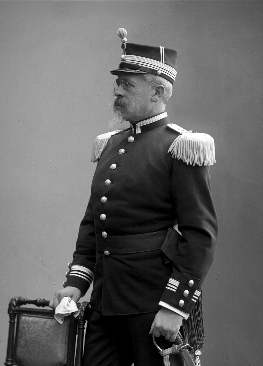 Gustav Borgen, Portrett, Fredrik Meltzer Brun (født 1848), i uniform som oberstløytnant ved infanteriet som reglementert fra 1894 til 1910.
