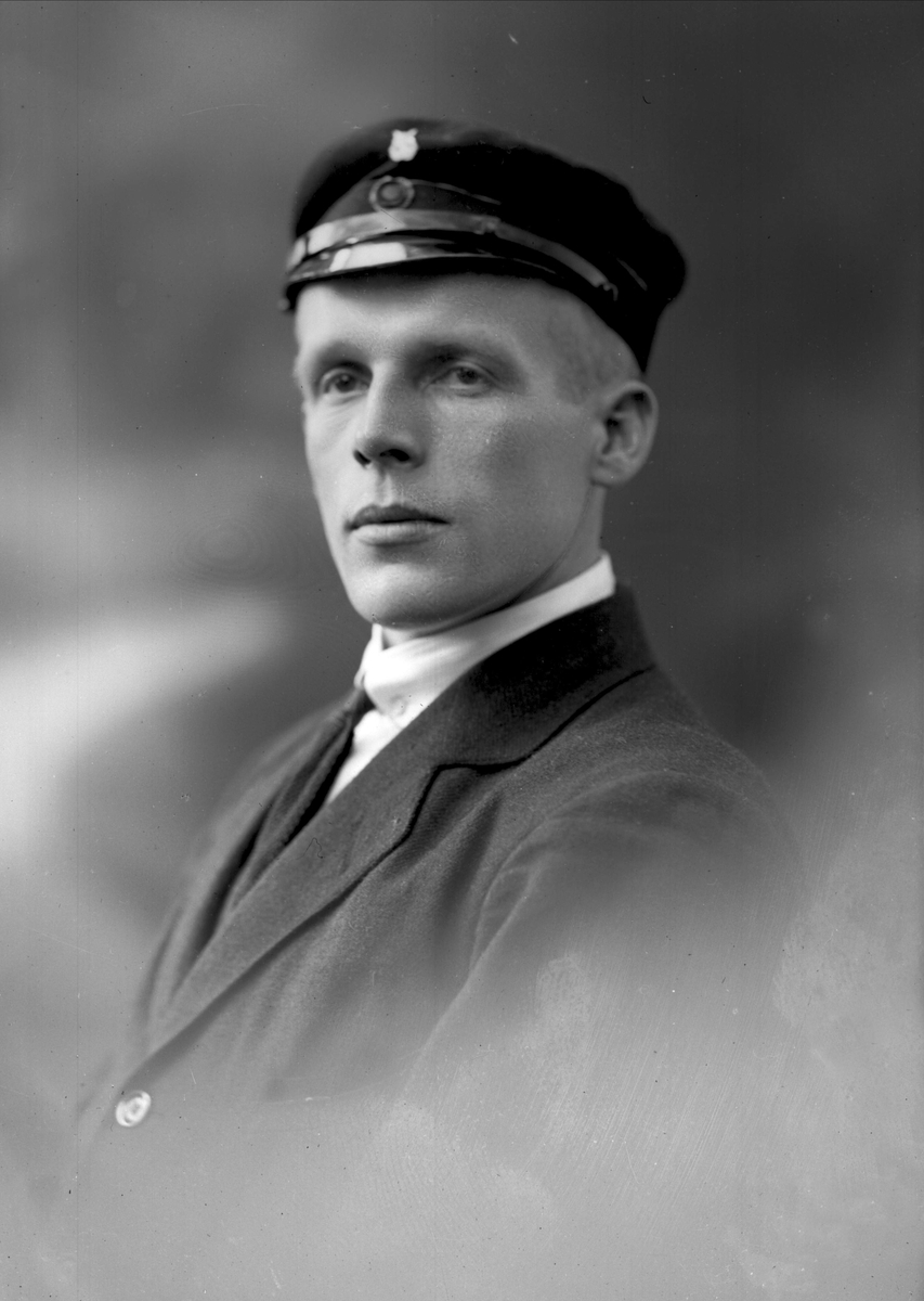 Gustav Borgen, Portrett, mann med studentlue. Martin Sigdestad.
