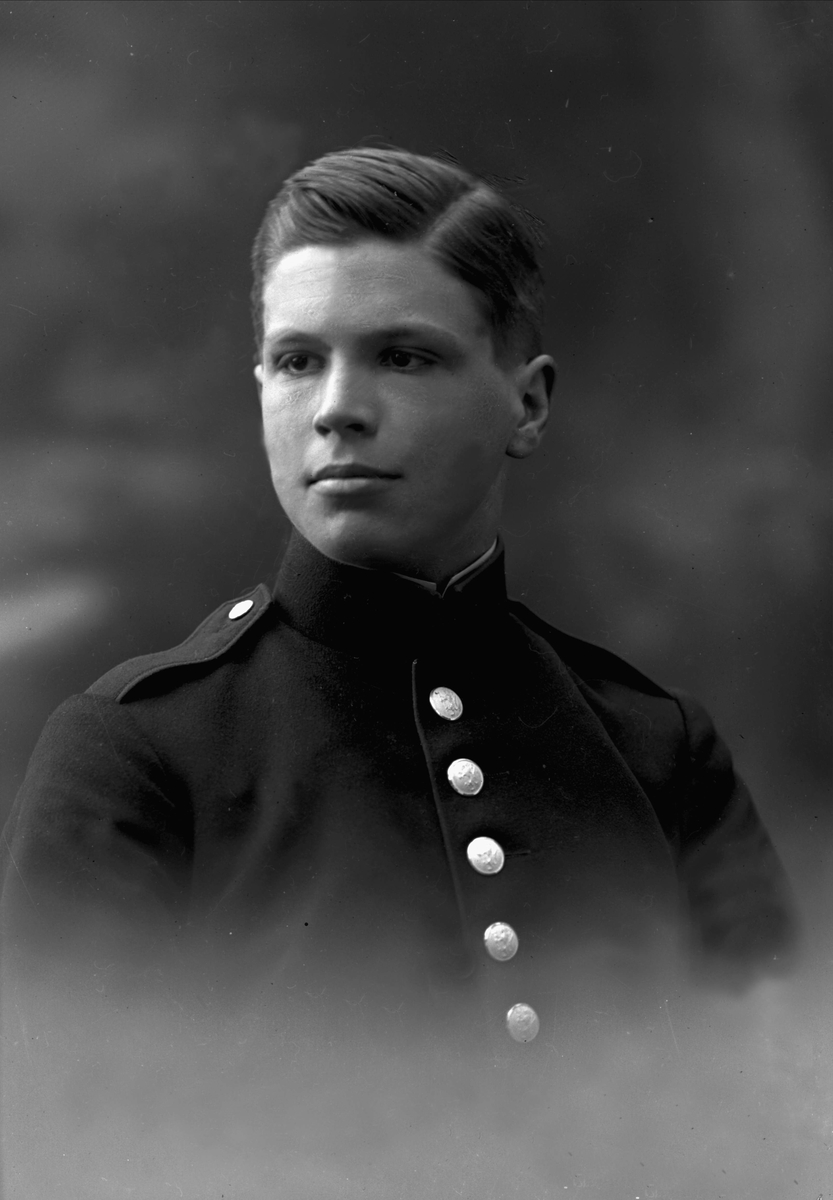 Gustav Borgen, Portrett, mann i kadettuniform.