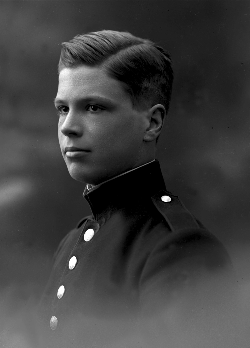 Gustav Borgen, Portrett, mann i kadettuniform.