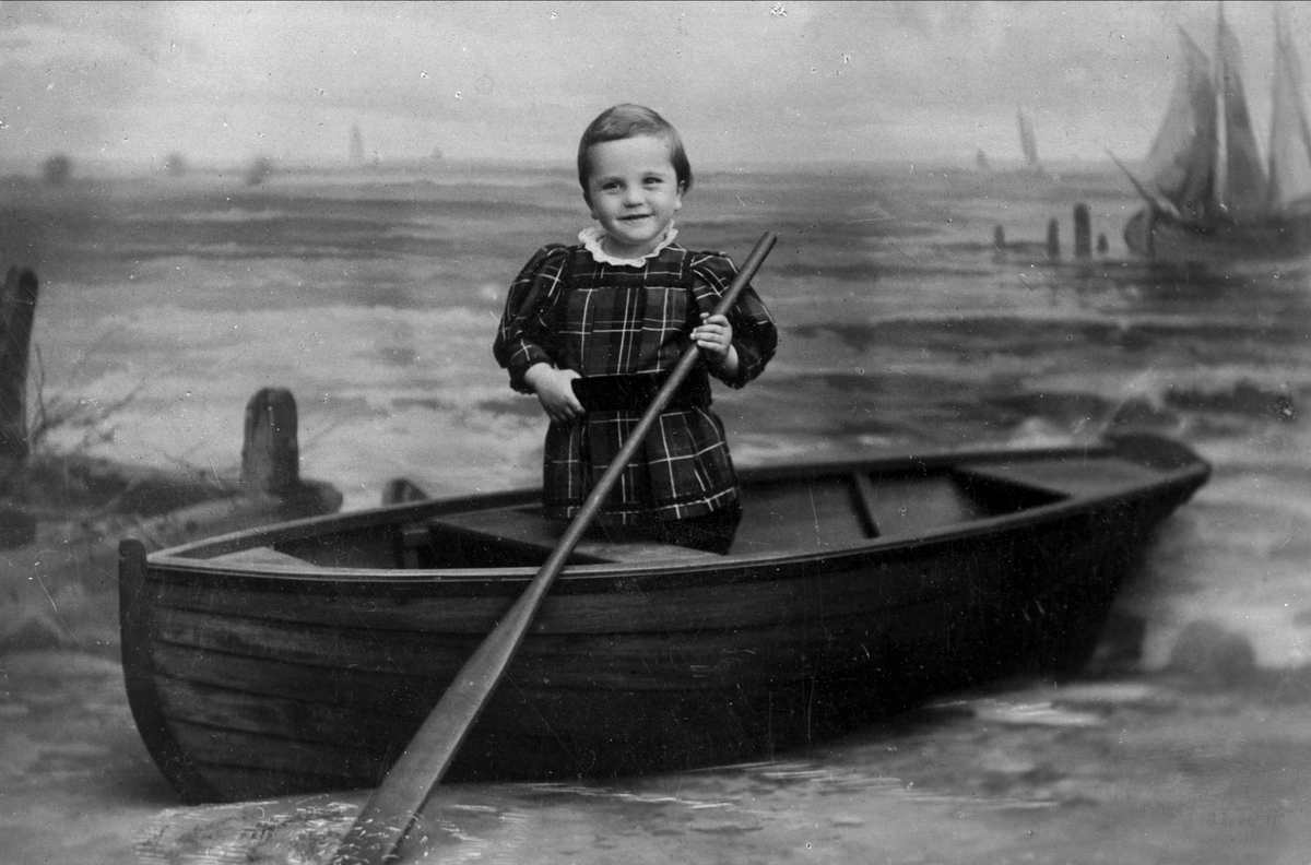 Gustav Borgen, Avfotografering. Portrett av lite barn i båt. Avfotografering.