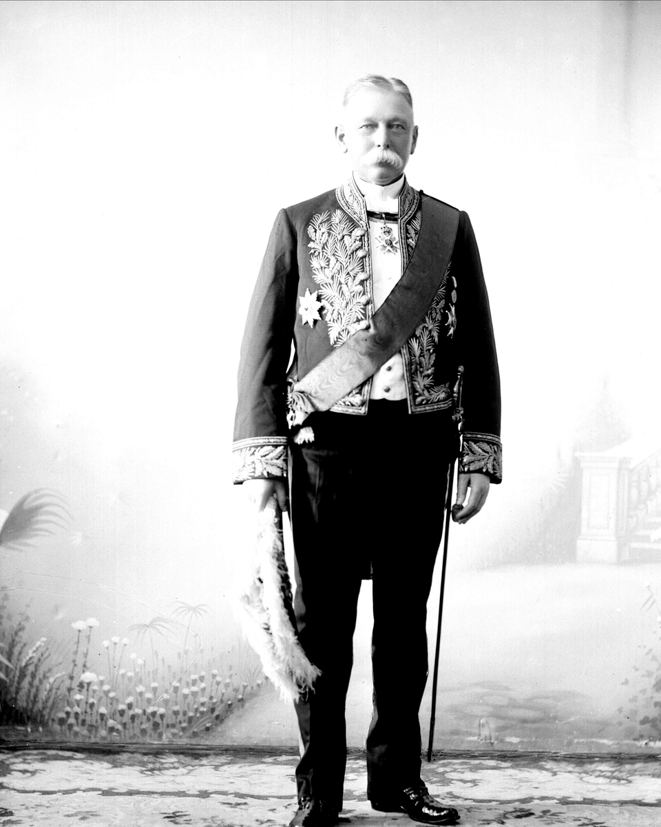 Gustav Borgen, Portrett, Nicolai Christian Grove Prebensen (1850-1930). i uniform som sendemann i den norske utenrikstjeneste som reglementert fra 1906 til 1923.