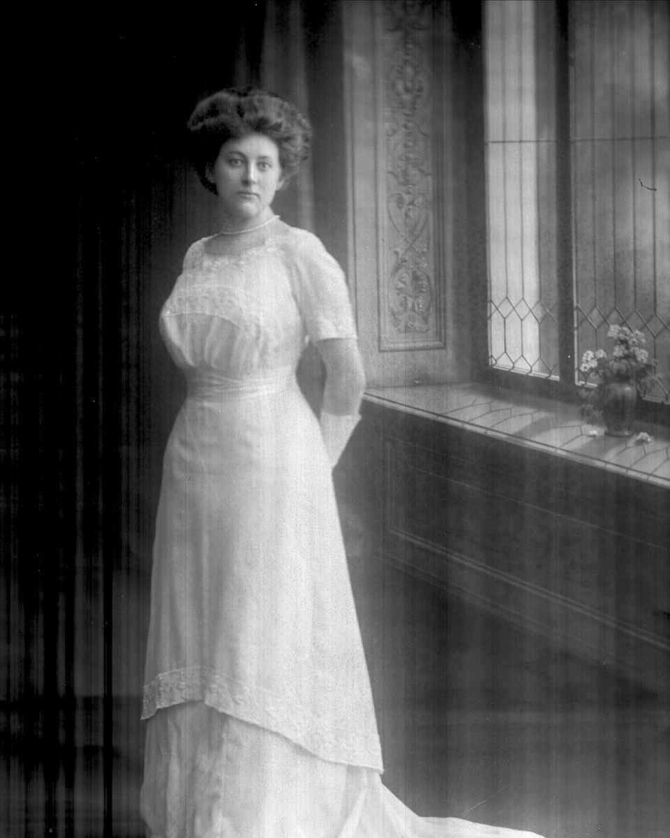 Gustav Borgen, Portrett, Hulda Sophie Thorsen i brudekjole uten slør.