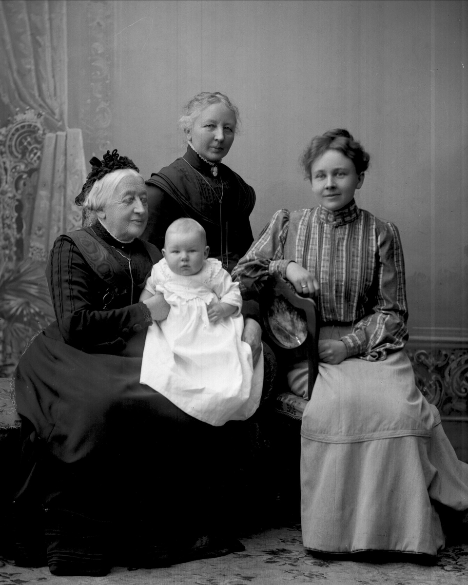 Gustav Borgen, Gruppe, fire generasjoner ved dåp. Ludovica Fleischer (f. Juell) med datter Marie Dons f. Fleischer, datterdatter Ludovica "Lully" Bahr f. Dons. Barnet er Henrik Bahr f. 3/10-1902.