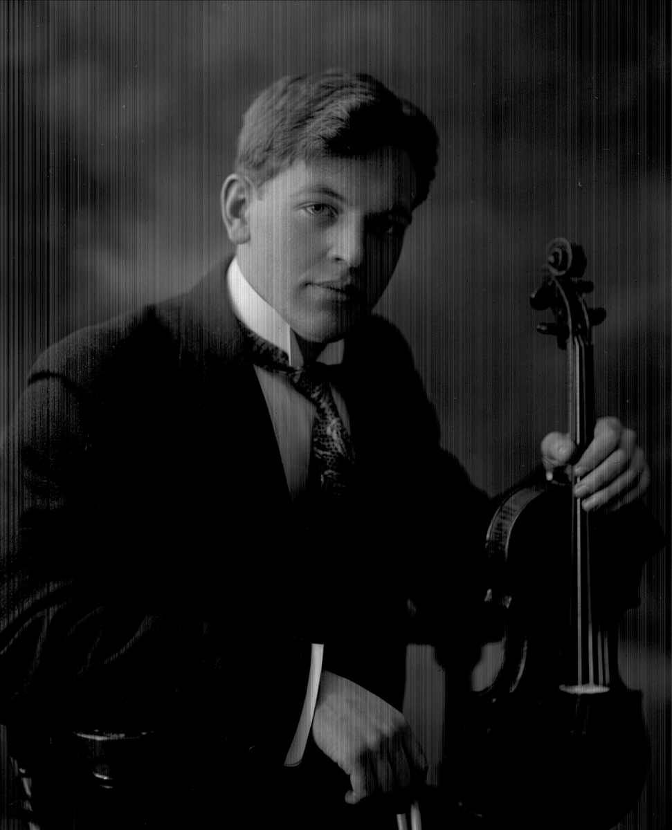 Gustav Borgen, Portrett, musiker Bjarne Brustad med fiolin eller bratsj.