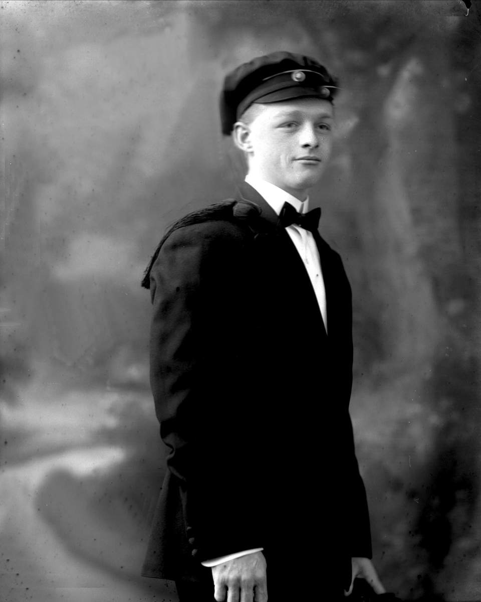Gustav Borgen, Portrett, mann med studentlue. Emil Ries.