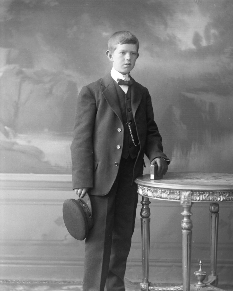 Gustav Borgen, Portrett, Eugen Borgen i dress med lue.