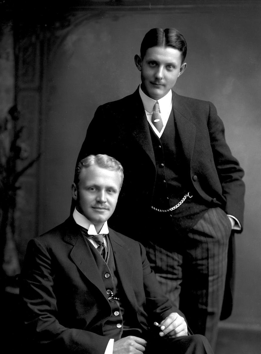 Gustav Borgen, Gruppe, to unge menn i dress. Sverre Saastad og Ivan Malm.