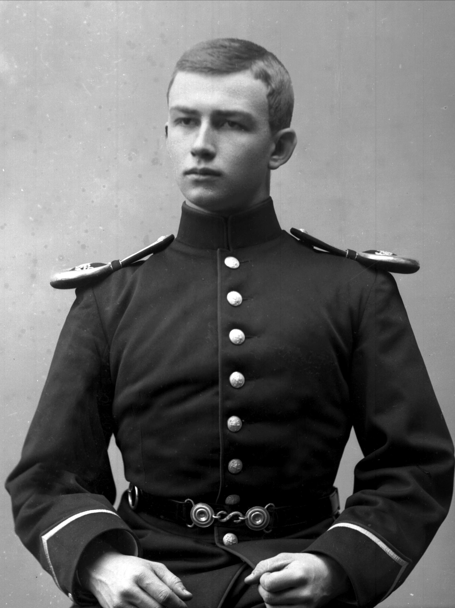 Gustav Borgen, Portrett, mann i kadettuniform.