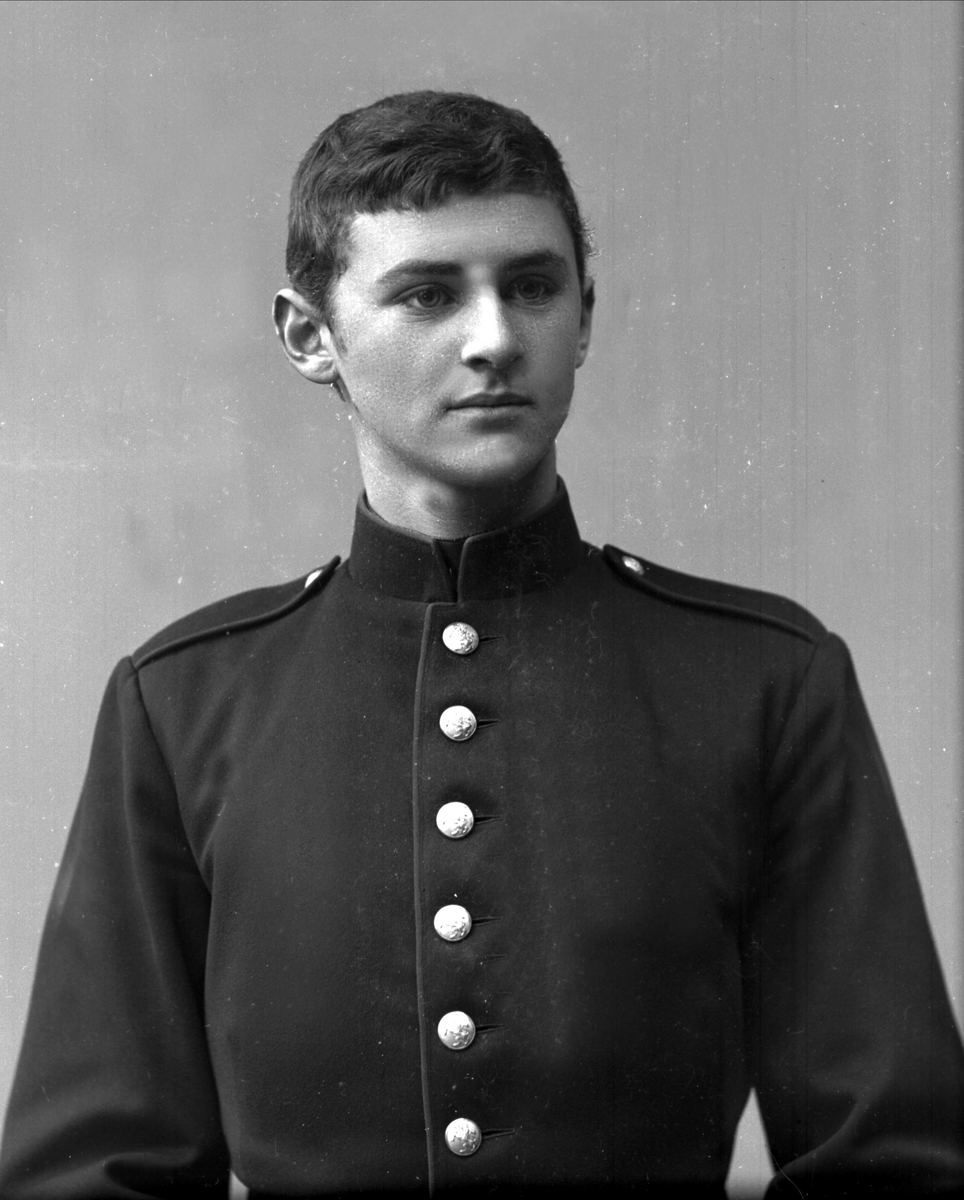 Gustav Borgen, Portrett, mann i kadettuniform.